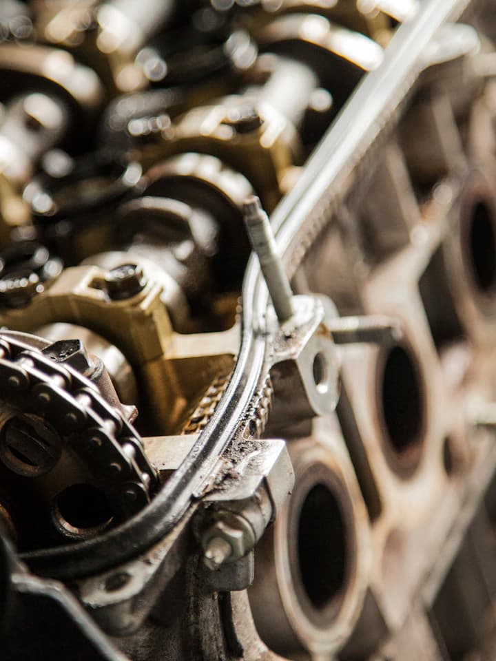 Parça koduyla aramayı temsil eden motor parçalarının yakın görünümü